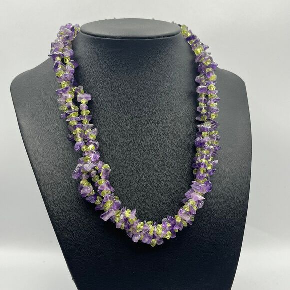 Jewelry - Woman’s vintage handmade Amethyst and peridot small chip twist Necklace